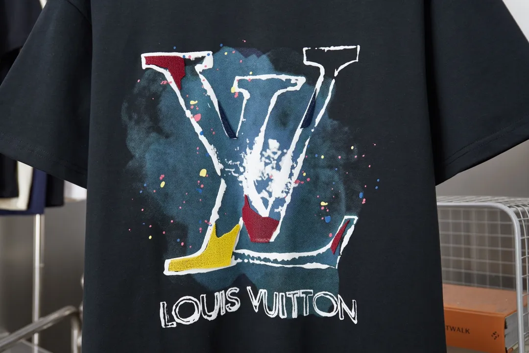 🅿️200 1V 25SS early spring new style Splash-ink graffiti toothbrush embroidered letter short sleeves Light luxury essential item for daily commuting for men and women Correct version Welcome to compare Detailed features · 320g 100% pure cotton double yarn jersey fabric · Custom dyed in the same vat, special thickened 32 pieces double-strand 1X1 thread . Splash-ink graffiti hand-painted LV letter printing · Imported Tajima machine embroidery toothbrush embroidery technology · Double-needle sewing and cross-seam technology · Original main mark, washed tag, brand moisture-proof paper packaging Color: black/white Size: S/M/L/XL